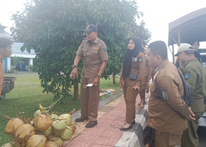 Pol PP OKI Tertibkan Pedagang Berjualan di Trotoar Jalan Kayuagung