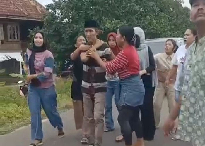 Kades Ulak Segelung Ogan Ilir Ditusuk Warganya, Personel Polsek Indralaya Datangi Rumah Pelaku