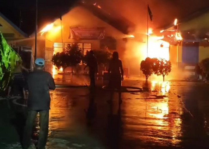 Tengah Malam Si Jago Merah Lalap Gedung SMP Muhammadiyah Prabumulih 