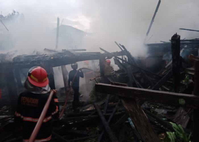 Dua Rumah di Kuto Batu Palembang Hangus Terbakar