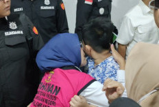 Momen Haru Finda Peluk Anak Usai Sidang Eksepsi Kasus Korupsi PMI Palembang