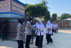 Cegah Dampak Kabut Asap Karhutla, Polres OKI Bagikan Masker ke Pelajar SMPN 6 Kayuagung