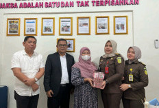 Diwakili Istri, Tersangka Kasus Panwaslu OKI Serahkan Uang Titipan Pengganti Kerugian Negara ke Kejari OKI