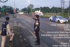 Petugas Patrol Sinergi Kepolisian Pengawasan di Areal Tol, Anak-anak Bermain di Simpang Celikah Kayuagung