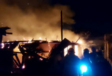 BREAKING NEWS: Rumah dan Bedeng di Plaju Palembang Hangus Terbakar Saat Azan Magrib