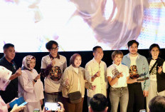 Hadiri Gala Premiere 'Jangan Buang Ibu' Ratu Dewa Ajak Muliakan Ibu