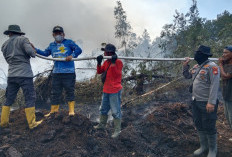 Titik Api Tinggi di OKI, Polres OKI dan Warga Berjibaku Padamkan Karhutla