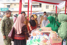 Warga Antusias Berbelanja di Stand Bazar TNI Kodim OKI di Pasar Kayuagung, Semarakkan HUT TNI ke 81