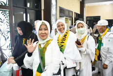 Jemaah Haji Kloter 4 Debarkasi Palembang Tiba dengan Selamat, Raut Wajah dan Senyum Lebar Terpancar