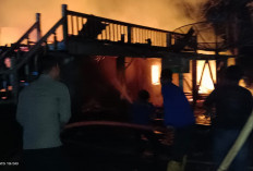 Diduga Korsleting, Rumah Panggung di Tanjung Lubuk OKI Hangus Terbakar