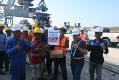 Donasi Sepatu Pelindo Palembang untuk Buruh TKBM di Pelabuhan Boom Baru