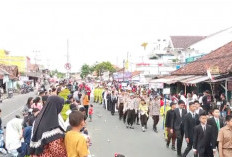 Ribuan Warga Tumpah Ruah ke Jalan Saksikan Karnaval Peringatan HUT Kemerdekaan RI ke-80