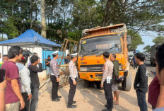 Dump Truk Alami Rem Blong dan Tabrak Sepeda Motor, Personel Satlantas Polres Ogan Ilir Bantu Evakuasi Korban