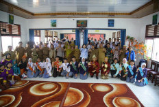 Dr. Hj. Ratu Tenny Leriva Ajak Siswa SMAN 1 SP Padang Bangun Nasionalisme dan Melek Literasi Digital
