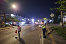 Lakalantas Waktu Maghrib, Senggol Truk Tronton Dua Orang Pengendara di Palembang Alami Luka Serius 