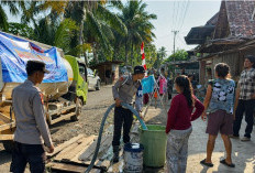 Sumur Warga Mulai Mengering, Polisi Salurkan 5.000 Liter Air Bersih di Muara Lakitan Musi Rawas