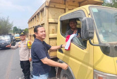 Aksi Humanis Polres Ogan Ilir Jelang HUT ke-81 RI, Pasangkan Bendera Merah Putih ke Kendaraan Warga
