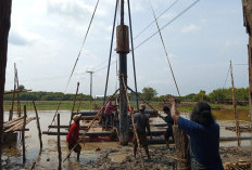 Pembangunan Jembatan Gantung di Desa Embacang OKI Terkendala Air Pasang, Pengerjaan Dikebut