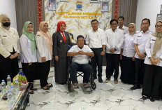 Teladan Abdi Negara, Kepala BKPSDM Palembang Jenguk Lurah 1 Ilir Yang Semangat Layani Warga di atas Kursi Roda