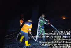 Babinsa Padamkan Karhutla di Desa Bubusan Jejawi OKI hingga Tengah Malam 