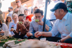 Pasar 16 Ilir Palembang Mendadak Ramai! Ratu Dewa Ngirup Cuko Bareng Wapres Gibran dan Herman Deru