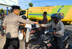 Kapolres Ogan Ilir Pimpin Pembagian Takjil untuk Pengguna Jalan, Wujud Kepedulian pada Masyarakat