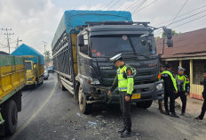 Terlalu Melebar Saat Tikungan dan Tabrak Mobil Fuso, Pemotor di Ogan Ilir Alami Patah Kaki