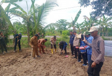 Bhabinkamtibmas Polsek Rantau Alai Ogan Ilir Hadiri Kegiatan Penanaman Jagung di Desa Tanjung Mas