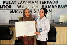 Tingkatkan Daya Saing UMKM, Kanwil Kemenkum Sumsel Serahkan Sertifikat Merek ETAWA PROKIDS