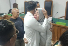 Tangis Histeris Pecah di Sidang Tipikor, Eks Wawako Palembang dan Suami Divonis 7,5 Tahun Penjara