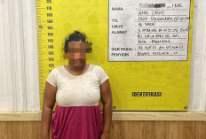 Emak-emak Ngontrak di Jalan Mitra Haji Ternyata Pedagang Sabu, Saat Ditangkap BB Berserak di Lantai  