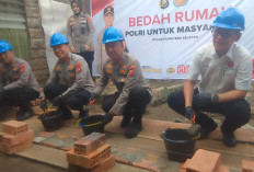 Haru Korban Terima Bantuan Bedah Rumah Polda Sumsel, Sebar Ratusan Bansos Peringati HUT Bhayangkara  