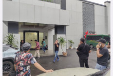 Tongkrongi Kejari Sejak Pagi, Awak Media Setia Menanti Saksi Legislator DPRD dalam Kasus Lampu Jalan
