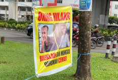 Spanduk Pria Dicari di Simpang 4 Jakabaring Ini Menarik Perhatian, ‘Orang Hilang Bini Nunggu di Rumah Cemas’ 