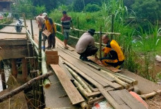 Demi Keselamatan Warga, Polsek Rantau Alai Ogan Ilir Perkuat Struktur Jembatan Darurat di Muara Kumbang