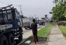 Lakalantas Libatkan Truk Angkut Paku Bumi Parkir di Bahu Jalan, Akses Menuju Musi 2 Palembang Tersendat 