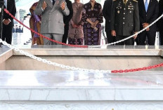 Prabowo Berkaca-kaca Saat Berdoa di Lubang Buaya, Usai Pimpin Upacara Kesaktian Pancasila 2025