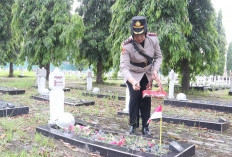 Peringati HUT ke-77, Polwan Polda Sumsel Ziarah Makam Pahlawan