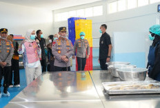 Kapolri di Dampingi Kapolda Sumsel Kunjungi SPPG Paakri, Relawan Dapat Tali Asih