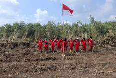 Anggota Manggala Agni Daops Sumatera XVII/OKI Upacara HUT ke-81 RI di Tiga Lokasi Pemadaman Karhutla