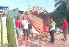 Truk Pecah Ban, Picu Tabrakan Beruntun di Jalintim Palembang-Betung