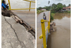 Lamban Ditangani, Jembatan Lubuk Rukam-Muara Kumbang Ogan Ilir Akhirnya Roboh, Warga Tetap Paksa Melintas