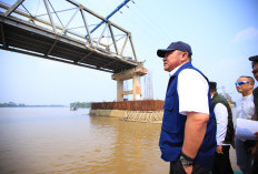 Kesal Progres Jembatan P6 Lalan Lambat, Herman Deru Minta Jadwal Pekerjaan Dipasang Terbuka
