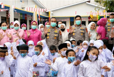 Polda Sumsel Bagikan Ribuan Masker di Tengah Karhutla, Kapolda Sandi Nugroho Ingatkan Warga Jaga Kesehatan