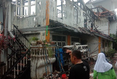 Warga Panik Jelang Azan Salat Jumat, 2 Rumah Tua di 9 Ilir Palembang Terbakar 