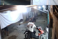 Hendak Setor Uang Pegawai Konter di Palembang Ini Kaget Hp Dalam Box Motor Raib, Pelaku Terekam CCTV 