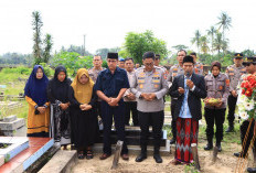 Jelang Hari Bhayangkara ke-79, Kakor Binmas dan Polda Sumsel Ziarah ke Makam Kapolsek Negara Batin