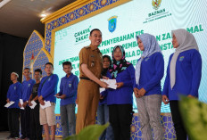 Pemkab dan Baznas OKI Salurkan ZIS ke 356 Petugas Kebersihan