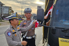 Aksi Humanis Polres Ogan Ilir Peringati HUT Kemerdekaan RI ke-80, Gelar Aksi Pemasangan Bendera di Kendaraan