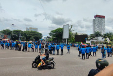 Mahasiswa PGRI Palembang Bentuk Formasi Melingkar di Simpang Lima DPRD Sumsel, Lalu Lintas Dialihkan
